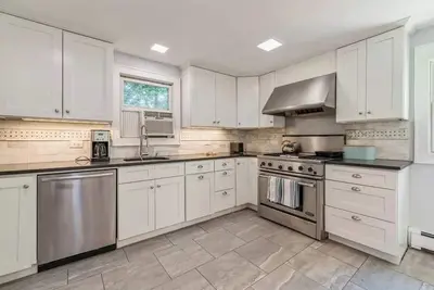 Image de Walk to the beach from this Amagansett Cottage