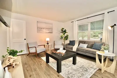 Image de Newly Renovated and Furnished 3/1 Single Family Home