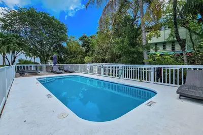 Image de Serenity Retreat- 2/2 townhouse with pool and dock