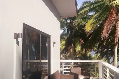 Image de A 3 floor contemporary styled beach house. Steps away from fine white sands!