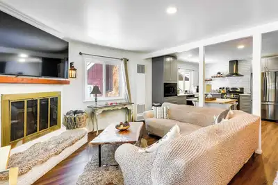 Image de Cozy Mountain Cabin in Big Bear Lake w/ Hot Tub!