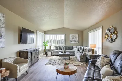 Image de Portland Area Group Getaway: Hot Tub & Views!