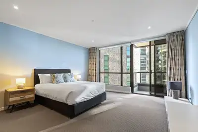 Image de 2-Bed Inner-City Pad with Gym & Sauna