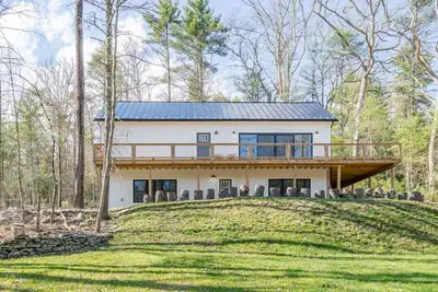 Image de Modern Home w\/ Creek Views near the Delaware River