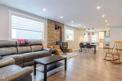 Image de Renovated Downtown Home / Wood Fireplace / 2 Bdrm