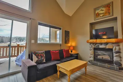 Image de 3 Bed Boho Condo - Mount Fernie Views - Fireplace