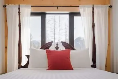 Image de Spacious home on ski hill / Bike Storage / Air con