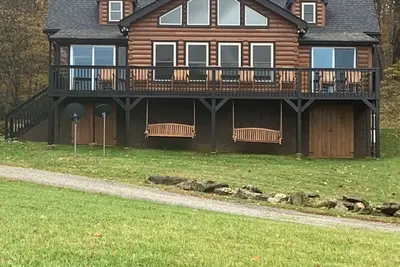 Image de Luxury Lodge with stream in backyard