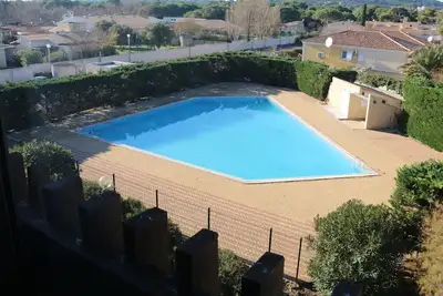 Image de Studio rénové pour 2 personnes avec accès piscine, parking privé et proche des commodités