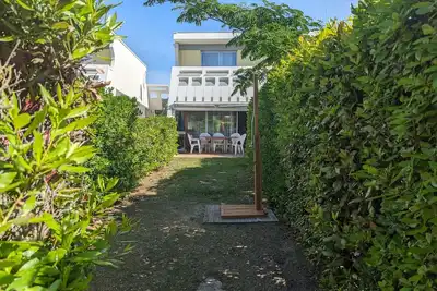 Image de Duplex en bord de mer avec jardin privé et accès direct à la plage, climatisation, parking et internet.