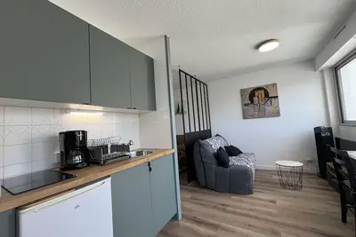 Image de Studio rénové à La Rochelle, balcon Sud, à 50m de la plage, commerces et transports à proximité