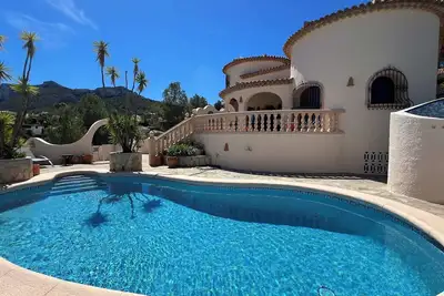 T-1323Villa ensoleillée avec grand jardin à Dènia