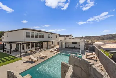 Image de Pecan Valley Oasis - Lux Pool, Sauna and Theater