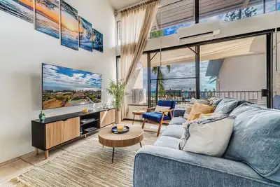 Image de Gorgeous 2 Story Penthouse with Oceanview, Nearby Beaches, Dining & Shopping!