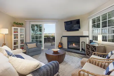 Image de Trackside Tides - Pet Friendly - Racetrack and Lagoon Views - Extended Living