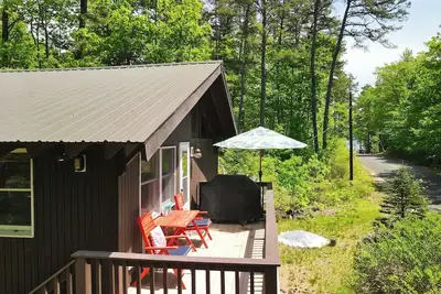 Image de ***Beautiful Cottage Just a \"Stones Throw\" from Beautiful Silver Lake