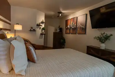 Image de Alpenglow Retreat: Spacious 3-Bed Condo with High-Speed Internet & Gas Fireplace