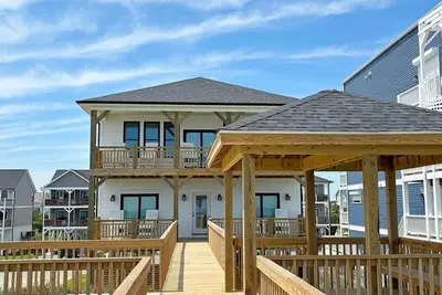 Image de Cool Breeze - Luxury 5br Home - Cov. Porch, Elevator, Gazebo and More!