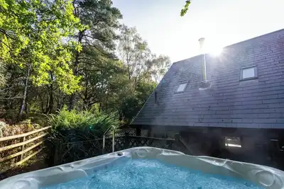 Image de Dimmingsdale; woodland lodge for 8 w/ hot tub, log burner, Bbq, nr Alton Towers