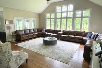 Image de Luxurious Lakefront Retreat Close to Us Open