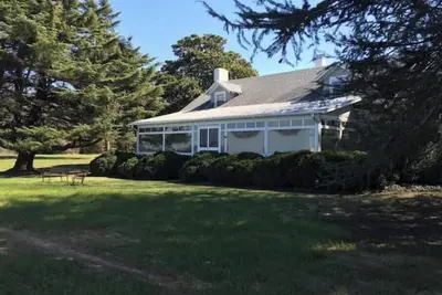 Image de A slice of paradise on the Piantakank: pool, tennis court, private beach, dock