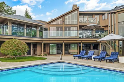 Image de Juniper Presents: Luxurious Lakefront Vacay Home-Hot tub, Pool, Decks, Views