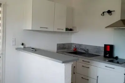 Image de Studio pour 2 personnes. Tout confort. A proximité du lac et des commerces.