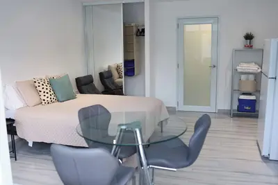 Image de Modern private studio in prime location, minutes from beach & airport