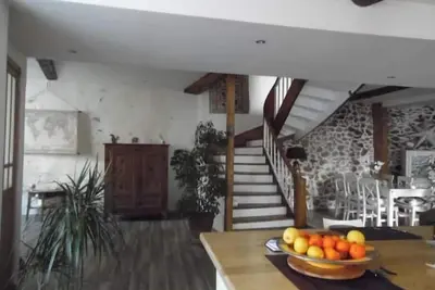 Image de Grande maison aux pieds des montagnes