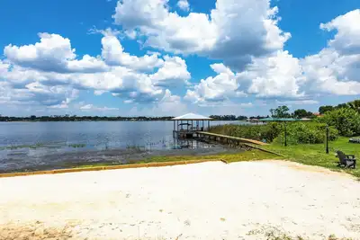Image de Lake Huntley, Family Retreat. Lake home with wrap-around screen room.