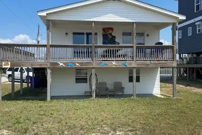 Image de The cozy Light House Cottage is ocean front with 2 bedrooms - sleeps 6 - 2 baths