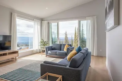 Image de Brand new 3 level duplex with gas fireplace, garage, laundry, mountain views