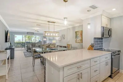 Image de Siesta Key Stunner 2 Bed 2 Bath Ground Level Steps to Beach