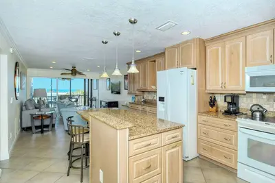 Image de Coveted Siesta Key Escape 1 Bed 1 Bath with Gulf Views Steps to Beach