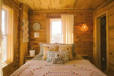 Image de The Thru-Hiker: A Tiny Cabin in Appalachia, less than 5 miles from the At!