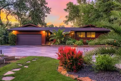 Image de Riverfront Retreat - Pool and Hot Tub Escape