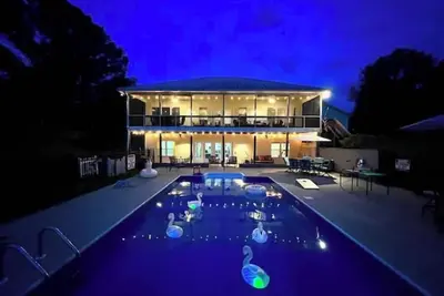 Image de Family friendly lakehouse with swimming pool, dock, ping pong, Foosball & kayak.