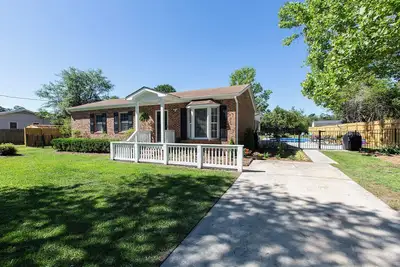 Image de Coastal Home with Inground Pool and just minutes from Wrightsville Beach!