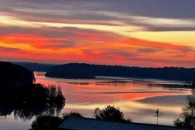 Image de Spectacular lakefront working farmhouse, farm animals, kayaking, pool.