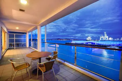 Qv Stays 2 Bed Waterfront Stunner