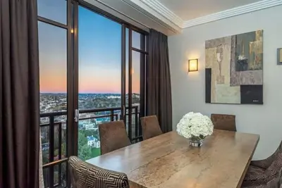 Qv Upscale Spacious Apt w/ Parking & Wifi 1038