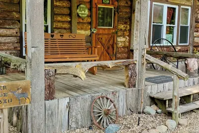 Image de Lost Nations Cowboy Town Riverside Cabin
