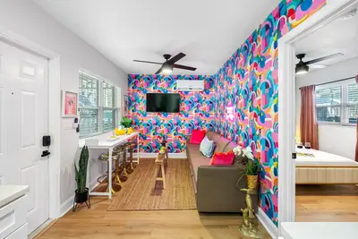 Image de Ocean Drive Oasis: 2 Bedrooms with Queen Beds, 2 Bathrooms, & Vibrant Decor! 🏝️