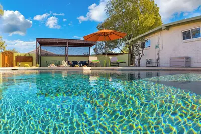 Image de Our Private Oasis. Upscale, Pet Friendly, Heated Pool. 5 stars on other sites!