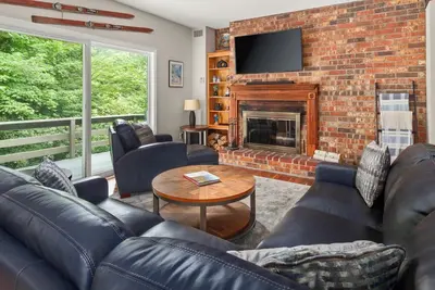 Image de Hidden Gem Foxhill Condo! Perfect Location- Minutes to Skiing, Town & Breweries