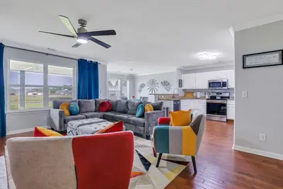 Image de ⭐ Lakeside Family Oasis. 19 minutes to Downtown Savannah! 10 Guest Stay. ⭐