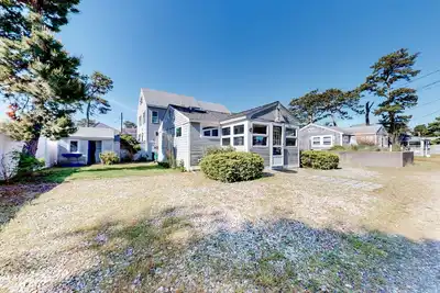 Image de Charming cottage with private W/D, wifi + minutes to beach