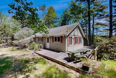Image de Charming Lakefront Retreat with Canoes, Kayaks, and Modern Comforts