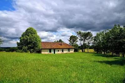 Image de En Perigord Blanc une grande maison traditionnelle dans son jardin. 6 couchages.