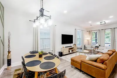Image de Single-story house with deck, backyard, modern kitchen, central Ac, & W\/D
